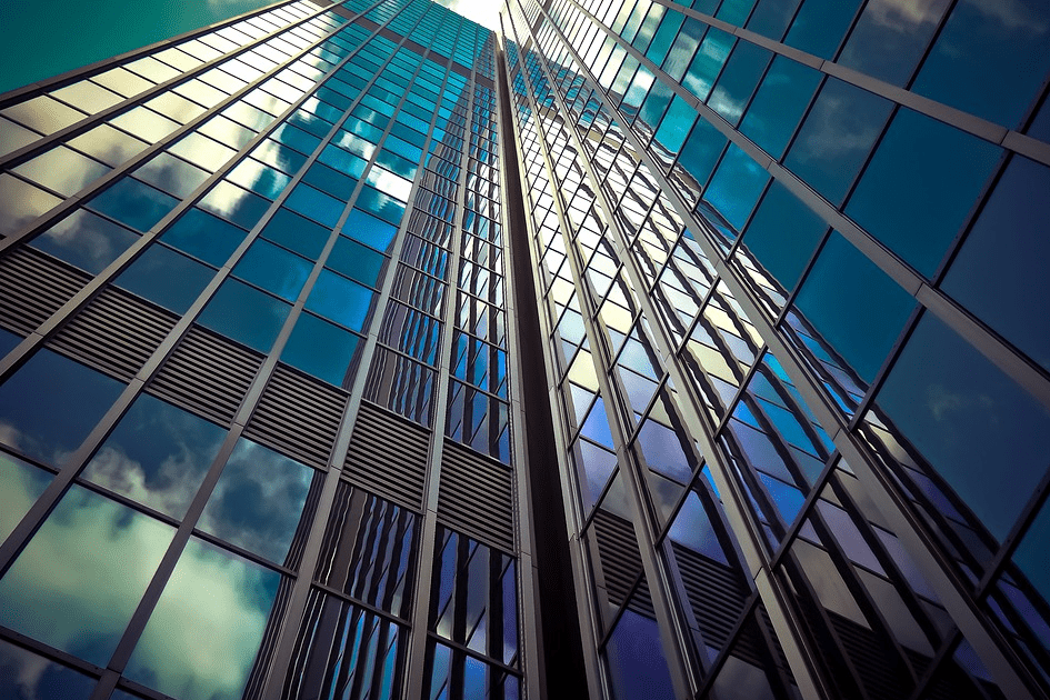 Sonnenschutzfolie am Fenster eines Bürogebäudes