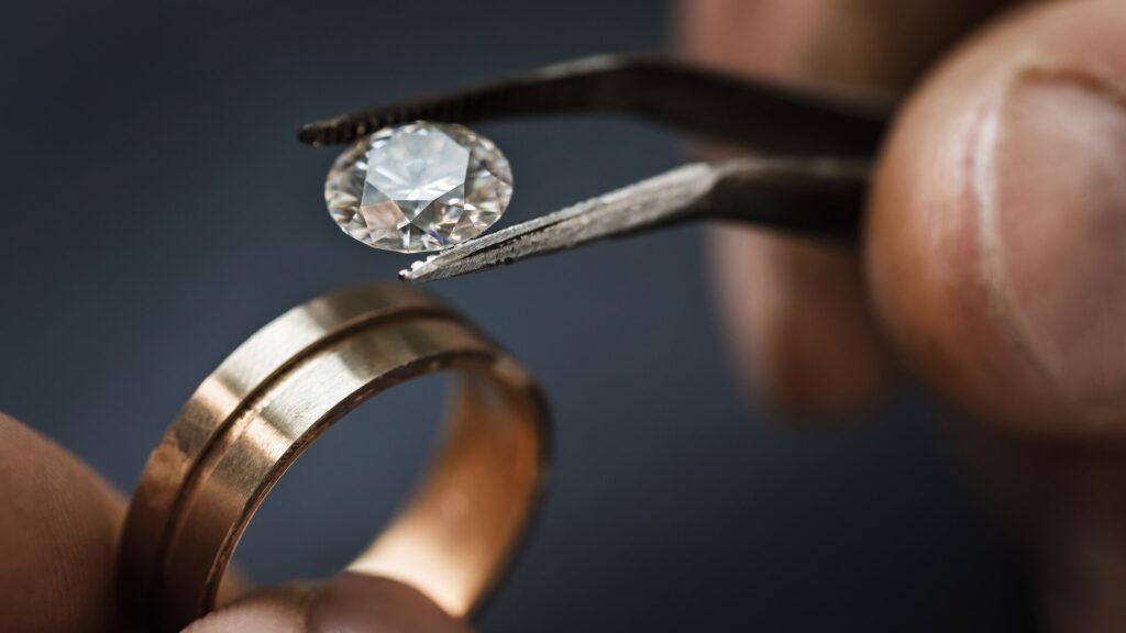 Juwelier wählt einen Edelstein für einen zukünftigen Goldring