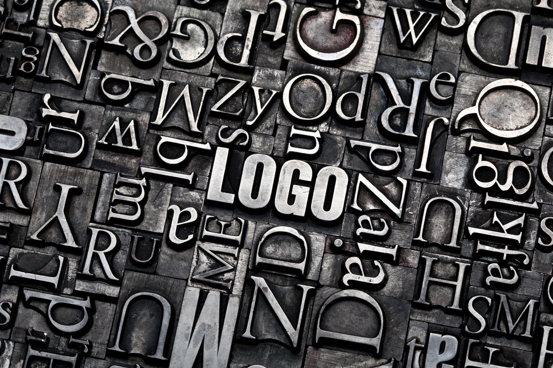 Stellwand - Fokus auf Logo und Typografie